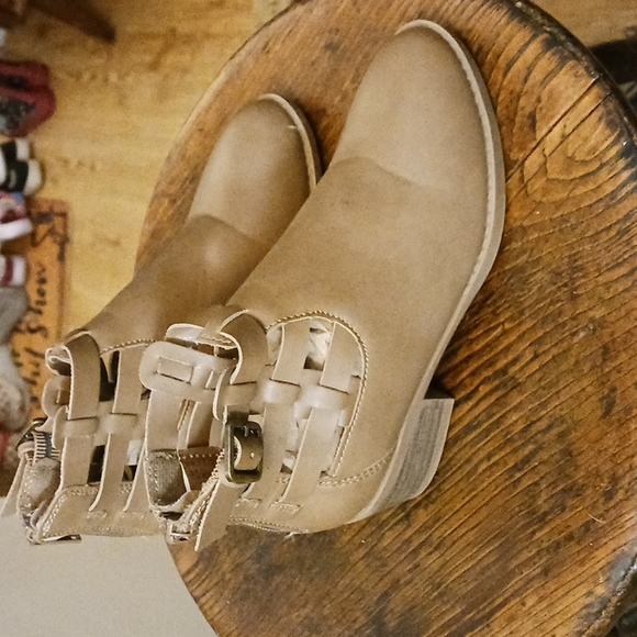 EUC Tan Girls Booties - Picture 2 of 5